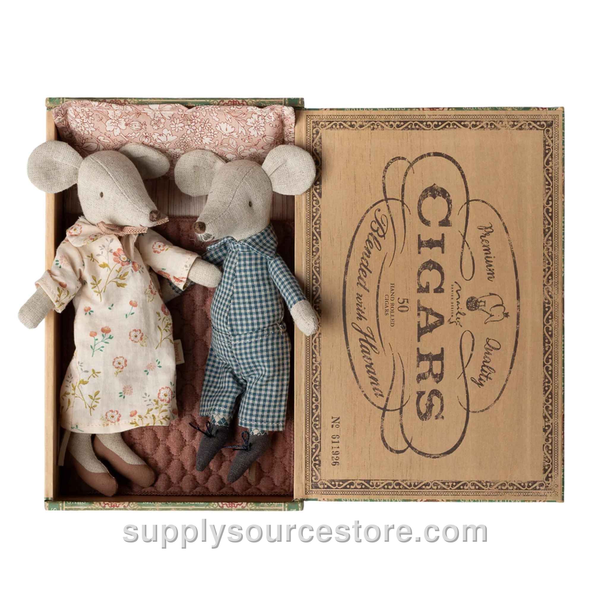 Grandma & Grandpa Mice in Cigarbox