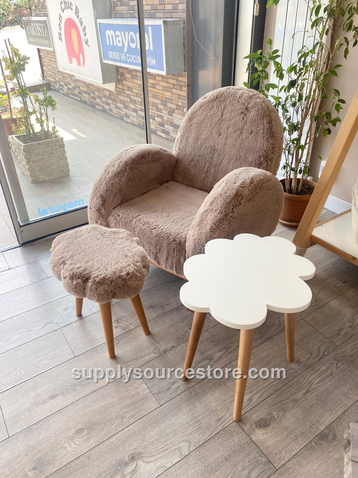Rocking Mother Chair & Pouf – Free Table